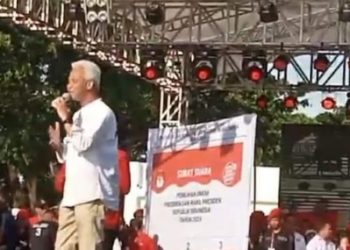Calon Presiden Ganjar Pranowo Sangat Antusias Melihat Ribuan Simpatisan Dan Pendukung Yang Memadati Lapangan Merdeka.