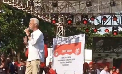 Calon Presiden Ganjar Pranowo Sangat Antusias Melihat Ribuan Simpatisan Dan Pendukung Yang Memadati Lapangan Merdeka.